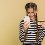 Kislány online vásárol bankkártyával, mobillal