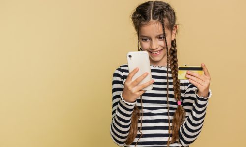 Kislány online vásárol bankkártyával, mobillal