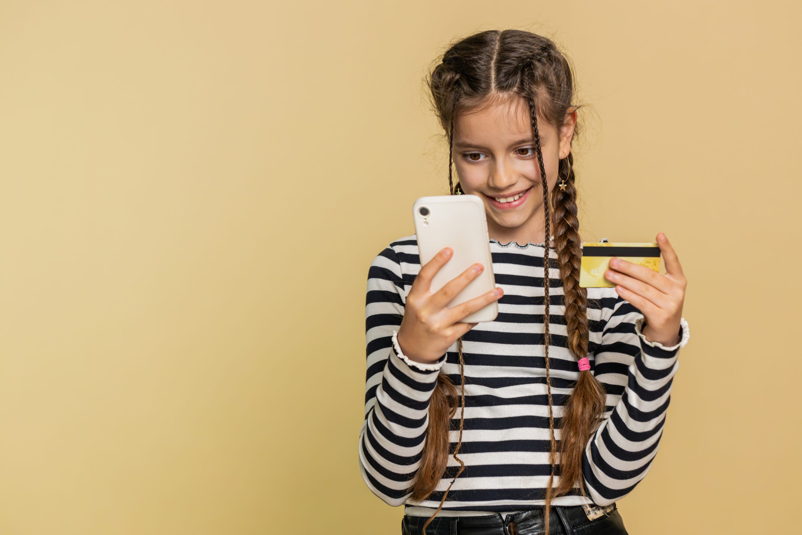 Kislány online vásárol bankkártyával, mobillal