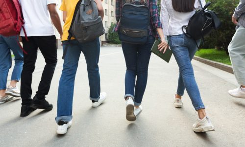 Iskolakezdés, iskolába vonuló diákok hátizsákkal