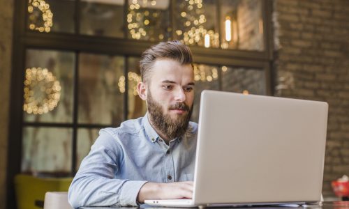 szakállas férfi laptoppal