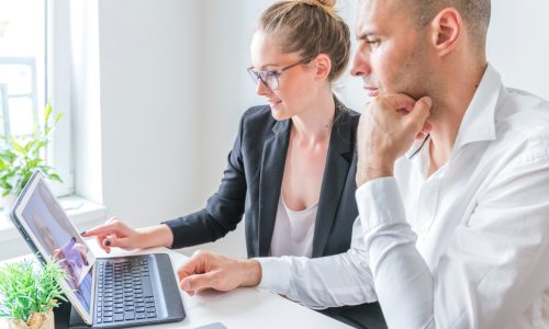 cégvezetők laptop képernyőjét nézik