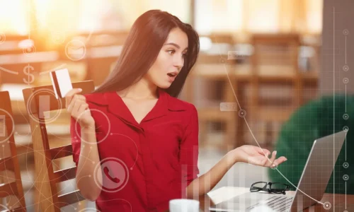 piros ruhás fiatal nő digitálisan bankol